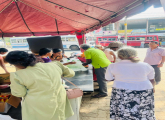 ගංවතුරින් විපතටපත්වුවන් සඳහා ආධාර එකතුකර, දිස්ත්‍රික් ලේකම් කාර්යාලය වෙත යැවීමට සුදානම් කරමින්